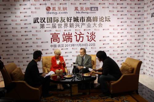 Weis 2013-10-interview naisbitt.JPG